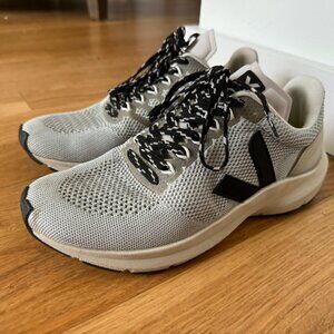 Veja Marlin V-Knit in Polar / Gray